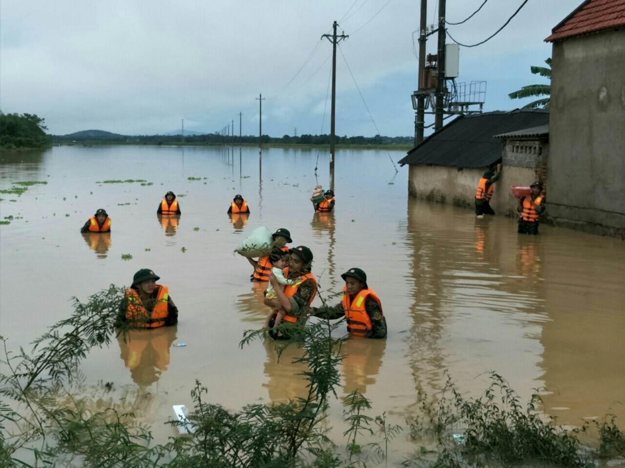 Tình quân- dân trong mưa lũ”