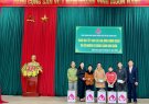 Ngân hàng Chính sách XH huyện trao quà Tết cho các hộ nghèo, đặc biệt khó khăn tại thị trấn Triệu Sơn.