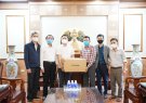 Công ty Cổ phần may xuất khẩu Trường Thắng trao tặng 1000 bộ quần áo bảo hộ phòng, chống dịch Covid-19 cho huyện Triệu Sơn.