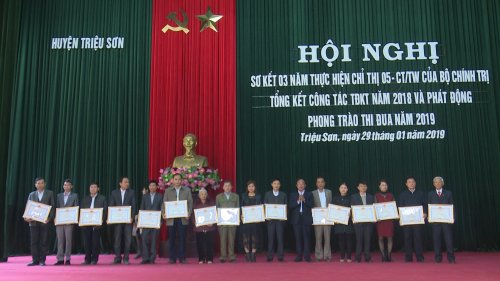 Đồng chí Lê Kim Chất, PBT thường trực Huyện ủy trao thưởng cho các tập thể cá nhân đạt thành tích xuất sắc, nhân hội nghị sơ kết 3 năm thực hiện Chỉ thị 05 CT-TW của Bộ Chính trị.jpg