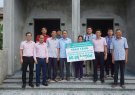 Công đoàn Ngân hàng Chính sách xã hội chi nhánh tỉnh Thanh Hóa trao tiền xây dựng nhà ở cho gia đình khó khăn xã Đồng Tiến