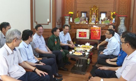 Phó Bí thư Tỉnh ủy Trịnh Tuấn Sinh thăm, tặng quà cho các đối tượng  trực tiếp tham gia chiến dịch Điện Biên Phủ, tại huyện Triệu Sơn