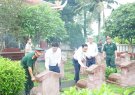 Đồng chí Lê Quang Hùng, Ủy viên BTV, Chủ nhiệm UBKT Tỉnh ủy viếng nghĩa trang liệt sĩ và thăm, tặng quà gia đình chính sách tại huyện Triệu Sơn.