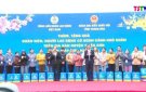 Đoàn ĐBQH tỉnh và LĐLĐ tỉnh tặng quà đoàn viên,người lao động khó khăn huyện Triệu Sơn