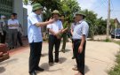 Đồng chí Lê Quang Hùng chủ tịch UBND huyện kiểm tra về công tác giải tỏa hành lang ATGT các xã phía tây của huyện.