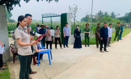 Chi cục Thi hành án dân sự huyện Triệu Sơn tiến hành cưỡng chế chuyển giao QSD đất tại xã Thọ Sơn.