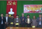 Đồng chí Lê Quang Trung, Phó Chủ tịch UBND huyện thăm, chúc tết người có uy tín trong đồng bào dân tộc thiểu số