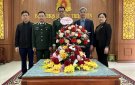 Các đồng chí lãnh đạo HĐND, UBND Huyện chúc mừng BCH Quân sự huyện nhân kỷ niệm ngày thành lập QĐND Việt Nam.
