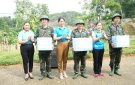 Hội LHPN xã Minh Sơn tặng quà chiến sĩ Trung đoàn 3 đang thực hiện nhiệm vụ bắn tập năm 2023