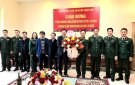 Các đồng chí lãnh đạo huyện chúc mừng BCH Quân sự huyện nhân kỷ niệm 79 năm ngày thành lập Quân đội nhân dân Việt Nam