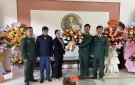 Đồng chí Phó Chủ tịch HĐND huyện tặng hoa chúc mừng các đơn vị quân đội nhân dịp ngày thành lập QĐND Việt Nam 22/12