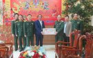 Đồng chí Lê Kim Chất, PBT Thường trực Huyện ủy, Chủ tịch HĐND huyện chúc Tết, tặng quà cơ quan Ban chỉ huy Quân sự huyện.