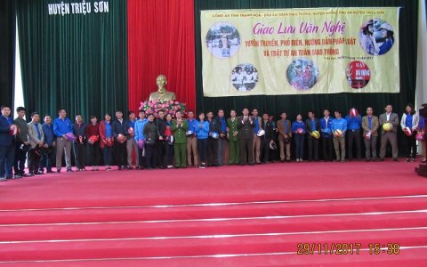 Công an tỉnh - Ban an toàn giao thông - Huyện đoàn - Công an huyện Triệu Sơn tổ chức giao lưu văn nghệ tuyên truyền, phổ biến, hướng dẫn pháp luật và trật tự an toàn giao thông