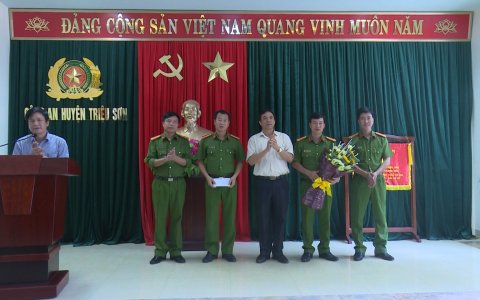 Công an tỉnh Thanh Hóa và UBND huyện Triệu Sơn Trao thưởng đột xuất cho Công huyện Triệu Sơn