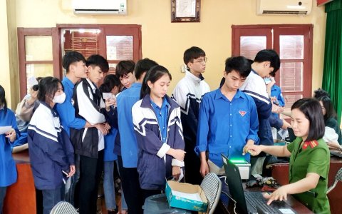 Cấp định danh điện tử cho các thầy cô giáo và các em học sinh Trường trung học phổ thông Triệu Sơn 1