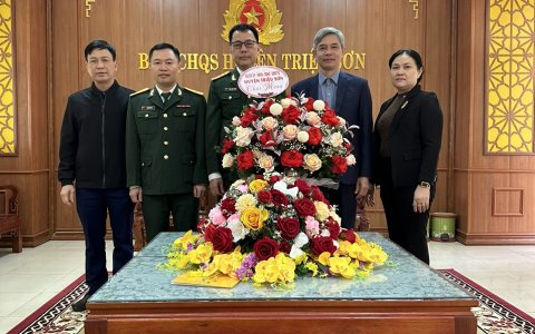 Các đồng chí lãnh đạo HĐND, UBND Huyện chúc mừng BCH Quân sự huyện nhân kỷ niệm ngày thành lập QĐND Việt Nam.