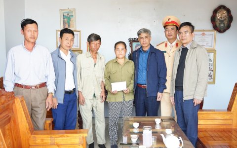 Ban an toàn giao thông huyện tặng quà gia đình nạn nhân tai nạn giao thông tại thị trấn Triệu Sơn, xã Dân Quyền