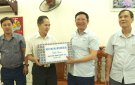 Bí thư Huyện ủy Lê văn Tuấn thăm, tặng quà gia đình thương binh, gia đình chính sách tại xã Hợp Thành.