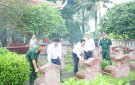 Đồng chí Lê Quang Hùng, Ủy viên BTV, Chủ nhiệm UBKT Tỉnh ủy viếng nghĩa trang liệt sĩ và thăm, tặng quà gia đình chính sách tại huyện Triệu Sơn.