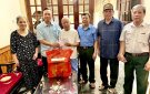 Hội CCB huyện thăm, tặng quà cho các cựu chiến binh tham gia chống Pháp trên địa bàn huyện.