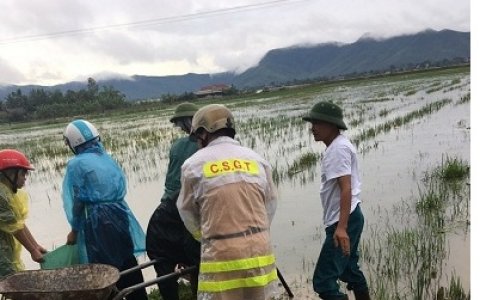 Công an huyện tăng cường lực lượng giúp dân trong mưa lũ