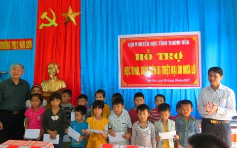 Hội Khuyến học tỉnh trao quà hỗ trợ cho học sinh, giáo viên bị thiệt hại do mưa lũ trên địa bàn huyện.