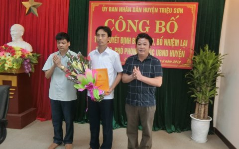 Công bố Quyết định bổ nhiệm, bổ nhiệm lại trưởng, phó phòng ban thuộc cơ quan UBND huyện.