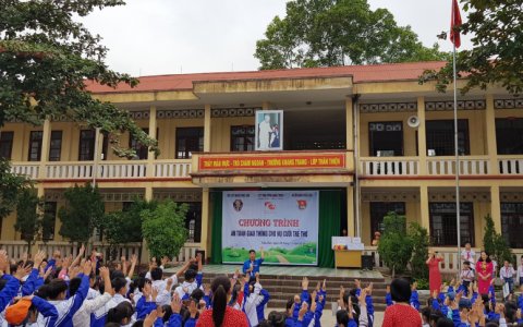 Huyện đoàn Triệu Sơn triển khai thực hiện chương trình tuyên truyền an toàn giao thông cho học sinh các trường học.
