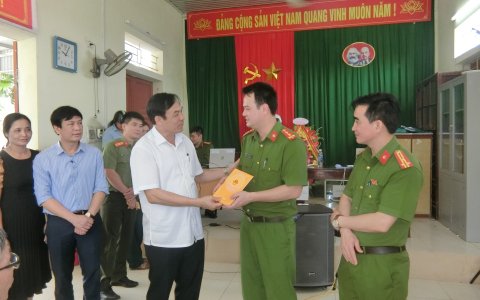 Chủ tịch UBND huyện đến thăm, động viên các Tổ làm căn cước công dân trên địa bàn huyện