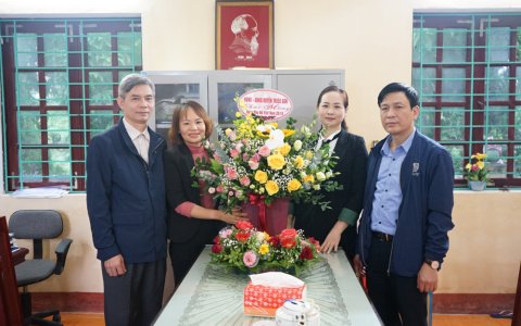 Đồng chí Lê Quang Trung, Ủy viên BTV Huyện ủy, Phó Chủ tịch UBND huyện, chúc mừng Hội LHPN huyện nhân kỷ niệm 91 năm ngày thành lập Hội LHPNVN 20/10.