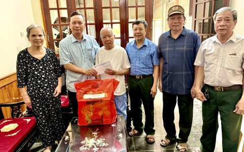 Hội CCB huyện thăm, tặng quà cho các cựu chiến binh tham gia chống Pháp trên địa bàn huyện.