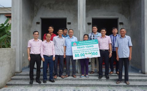 Công đoàn Ngân hàng Chính sách xã hội chi nhánh tỉnh Thanh Hóa trao tiền xây dựng nhà ở cho gia đình khó khăn xã Đồng Tiến