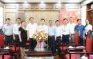 Lãnh đạo UBND huyện tặng hoa chúc mừng Ban quản lý Dự án đầu tư xây dựng huyện Triệu Sơn nhân dịp kỷ niệm 6 năm thành lập