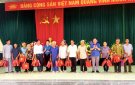 Liên đoàn lao động tỉnh, huyện trao quà cho ĐV-NLĐ nhân kỷ niệm 94 năm ngày thành lập Công đoàn Việt Nam.