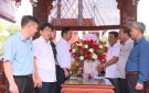 Thường trực Huyện ủy, tăng hoa chúc mừng doanh nhân Nguyễn Hữu Xuân