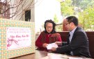 Đồng chí Chủ tịch UBND huyện thăm tặng quà gia đình chính sách nhân dịp Tết Nguyên đán Giáp Thìn 2024.