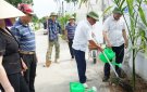     Thường vụ Huyện ủy trồng tặng hàng cau tại buổi ra quân trồng cây xanh tuyến đường kiểu mẫu xã Hợp Thành
