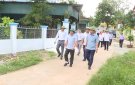 Chủ tịch UBND huyện kiểm tra tiến độ xây dựng xã nông thôn mới nâng cao và động viên công nhân đang thi công đường dây 500 KV đoạn qua địa bàn Triệu Sơn 