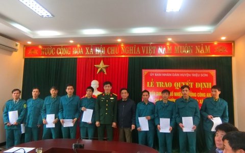 UBND huyện tổ chức lễ trao Quyết định tuyển dụng và bổ nhiệm Trưởng công an, Chỉ huy trưởng Quân sự cấp xã.