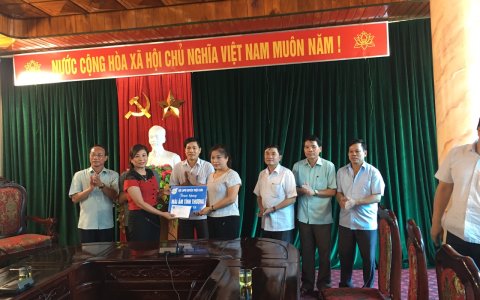 Huyện ủy, Mặt trận Tổ quốc và các đoàn thể chính trị huyện Triệu Sơn trao quà hỗ trợ giảm nghèo và thăm hỏi các gia đình bị lũ quét tại huyện Lang Chánh.