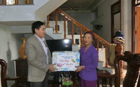 Đồng chí Hà Hữu Khang, Ủy viên BTV Huyện ủy, Chủ tịch MTTQ huyện thăm và tặng quà Tết cho các gia đình chính sách