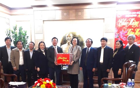 Các đồng chí lãnh đạo thăm hỏi, tặng quà nhân dịp Tết nguyên đán Giáp Thìn 2024 trên địa bàn huyện.