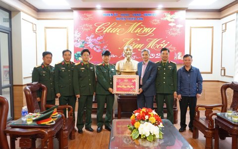 Đại tá Hoàng Duy Chiến, Phó tham mưu trưởng Quân khu 4 chúc tết Đảng bộ, Chính quyền nhân dân huyện Chuẩn bị cho đón Tết Cổ truyền của Dân tộc, Xuân ẤT tỵ năm 2025.