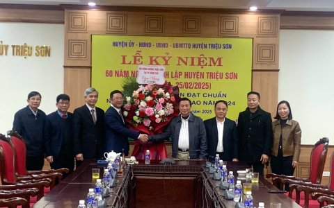 Hội Đồng hương Triệu Sơn tại thành phố Vũng Tàu, tặng hoa chúc mừng 60 năm ngày thành lập huyện.