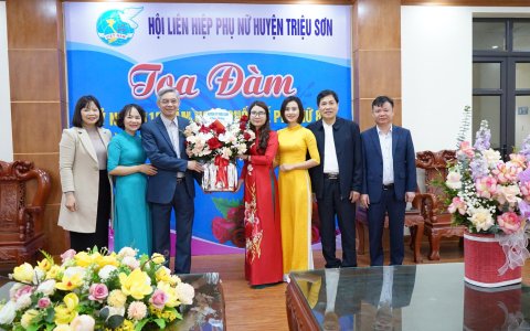 Các đồng chí lãnh đạo huyện chúc mừng Hội Liên hiệp Phụ nữ huyện nhân Ngày Quốc tế Phụ nữ 8/3