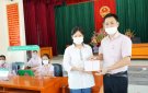 Ngân hàng Chính sách xã hội Triệu Sơn trao sổ tiết kiệm cho cháu Hoàng Thị Hằng có hoàn cảnh đặc biệt khó khăn tại xã Đồng Tiến 