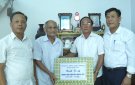 Đồng chí Lê Kim Chất, Phó bí thư Thường trực Huyện ủy, Chủ tịch HĐND huyện thăm hỏi, trao quà các gia đình chính sách tại xã Dân Lực, Thọ Phú.