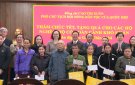 Đồng chí Cao Thị Xuân Phó Chủ tịch Hội đồng dân tộc của Quốc Hội trao quà tết cho hộ nghèo, hộ khó khăn