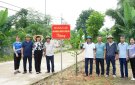 Xã An Nông ra quân trồng hàng Cau Ban Thường vụ Huyện ủy trao tặng.