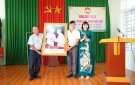 Trưởng Ban Tuyên giáo Huyện ủy, Giám đốc Trung tâm Chính trị huyện Lê Thị Sen chung vui Ngày hội Đại đoàn kết toàn dân tộc tại thôn Gia Phú, xã An Nông